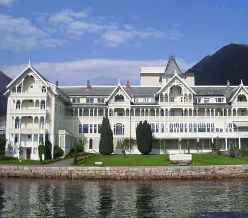 ../../holiday-hotels/?HolidayID=176&HotelID=222&HolidayName=Norway-Norway+%2D+Into+the+Fjords+-&HotelName=Kviknes+Hotel+%2D+Higher+Grade">Kviknes Hotel - Higher Grade